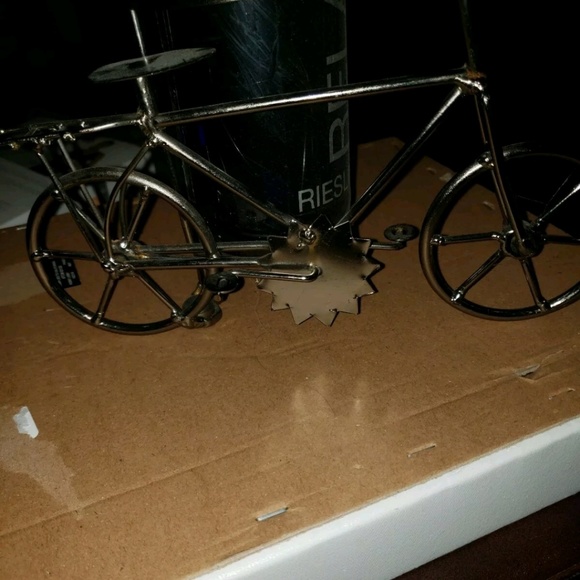 Brubaker Metal Wine Bottle Holder Bicycle Bolts - Picture 6 of 7